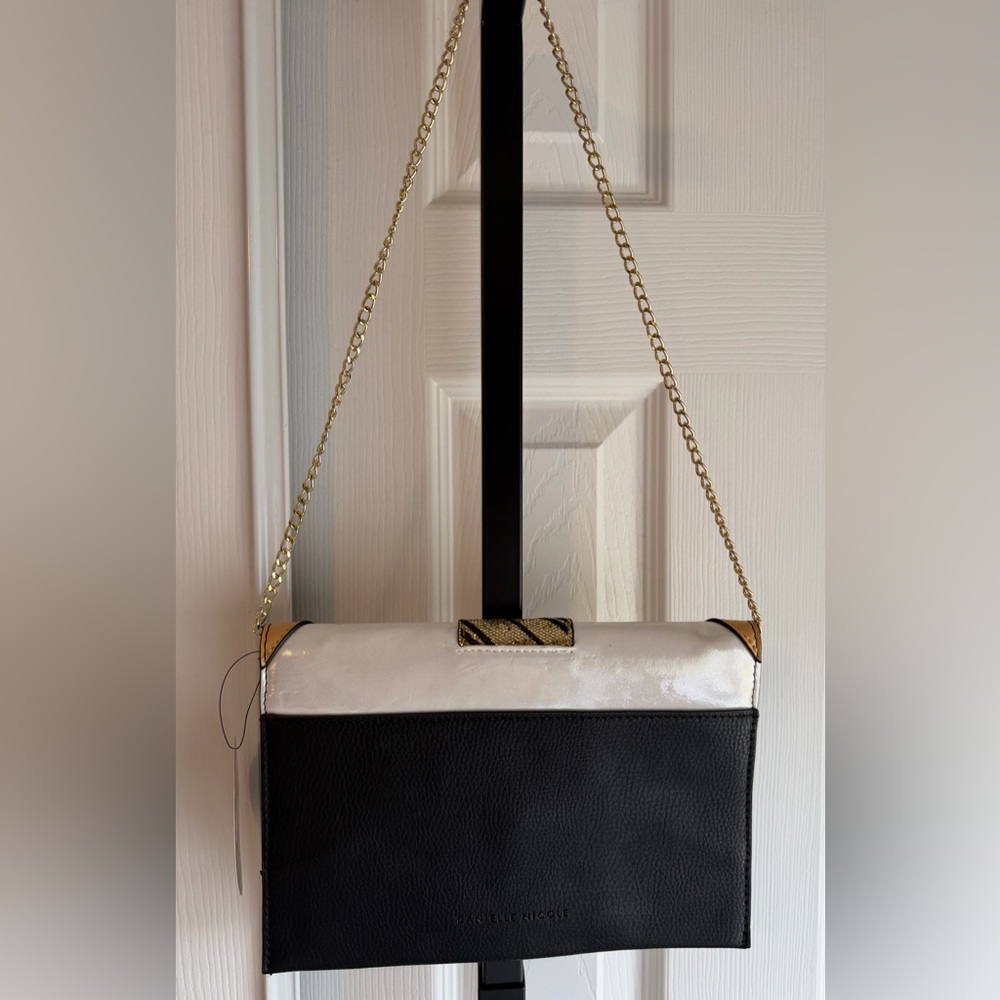 Harry Potter - Danielle Nicole - Uniform Clutch
Gold and Black Shoulder Chain - Picture 4 of 10